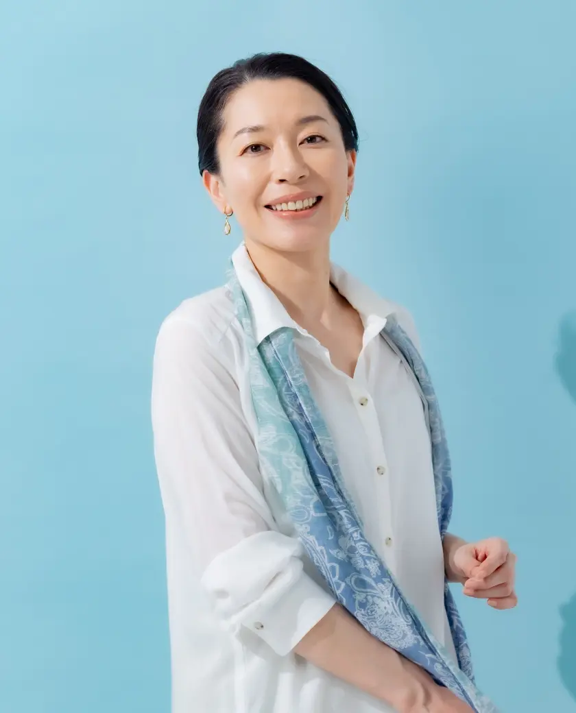 笑顔でポーズをとっている女性