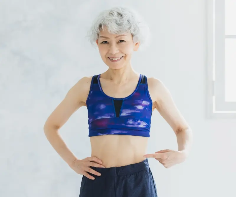 横腹に指を刺す女性
